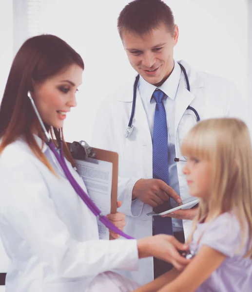 Médico femenino examinando a un niño con estetoscopio en cirugía — Foto de Stock