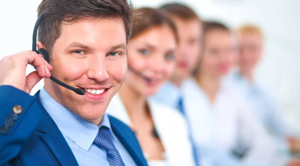 Attraktives Lächeln positiver junger Geschäftsleute und Kollegen in einem Callcenter-Büro — Stockfoto
