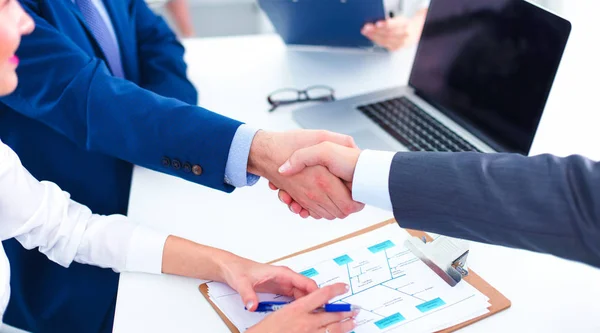 Empresários apertando as mãos, terminando uma reunião — Fotografia de Stock