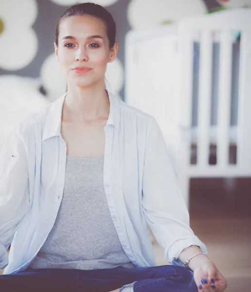 Young woman doing yoga at home in the lotus position. Young woman doing yoga. — Stock Photo, Image