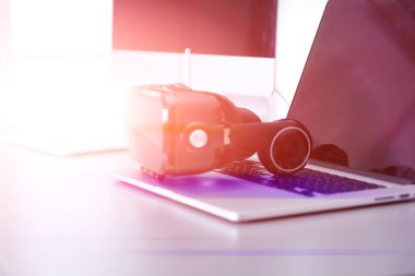 Bilgisayarlı sanal gerçeklik gözlükleri. İş. 3D teknoloji