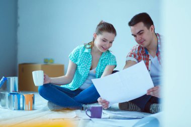 Genç katta oturan ve onlar hakkında tasarruf hesaplama çift. Genç Çift