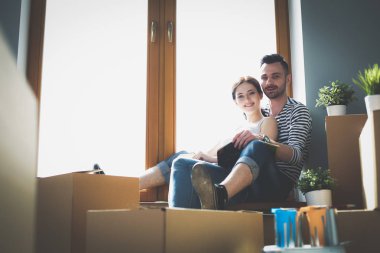 Evde pencere kenarında oturan hareketli çift. Çift