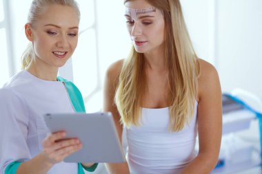 Kaşlar için kalıcı makyaj. Güzellik salonunda kalın kaşlı güzel bir kadın..