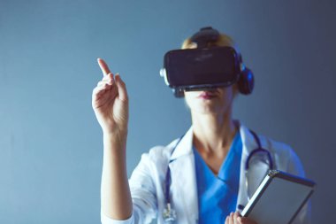 Sanal gerçeklik gözlüğü takan kadın doktor beyaz arka planda izole edilmiş..