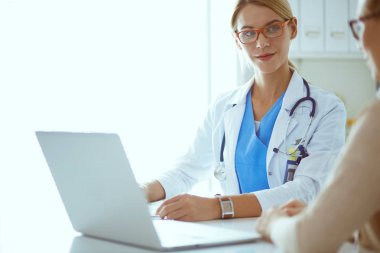 Doktor ve hasta çift masada oturmuş bir şey tartışıyorlar..