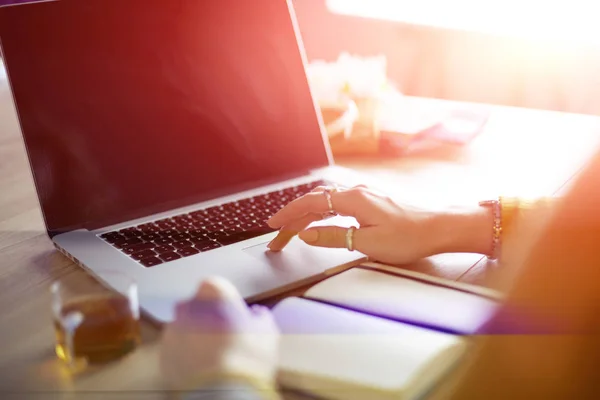 Ung kvinna som har kreditkort och använder bärbar dator. Nätshopping koncept — Stockfoto