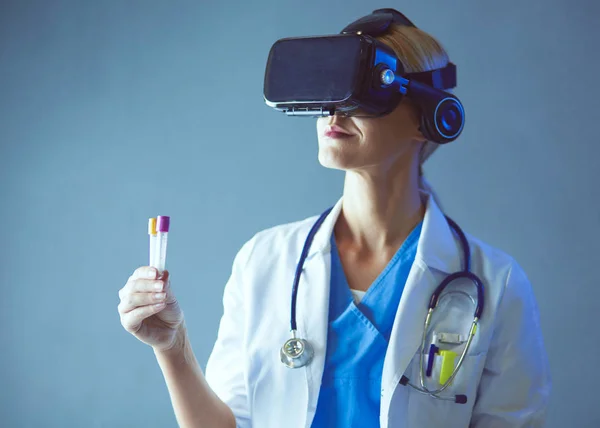 Médecin féminin portant des lunettes de réalité virtuelle isolées sur fond blanc. — Photo