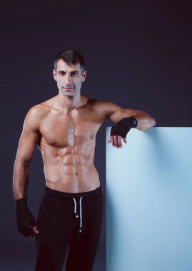 kaslı adam boş tutan.