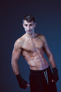 yarı çıplak boksör kaydırma el portresi.