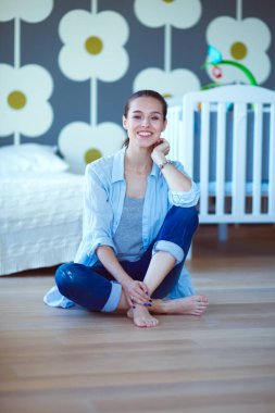 Genç kadın lotus pozisyonunda evde Yoga yapıyor. Genç kadın yoga yaparken.