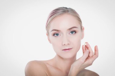 güzel genç kız temiz bir cilt bir el ile bir yanak dokunur.