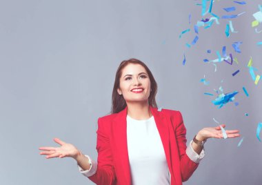 Konfeti kutlama parti güzel mutlu kadın. Doğum günü veya yeni yıl arifesi kavramı kutlama.