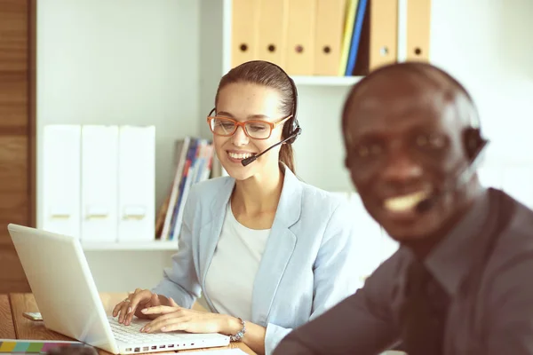 Porträt eines afroamerikanischen Geschäftsmannes mit Headset. — Stockfoto