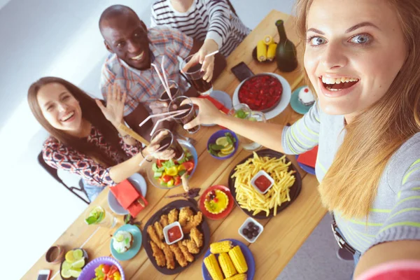 Gruppe von Menschen beim Selfie während des Mittagessens. Selbst. Freunde. Freunde werden zum Essen fotografiert — Stockfoto