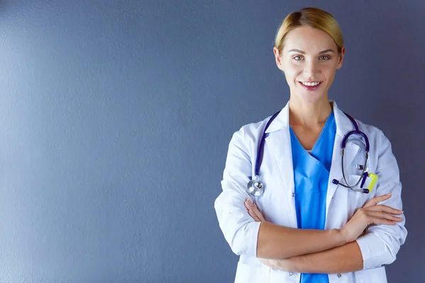 Portret młodej lekarki w białym płaszczu stojącej w szpitalu. — Zdjęcie stockowe