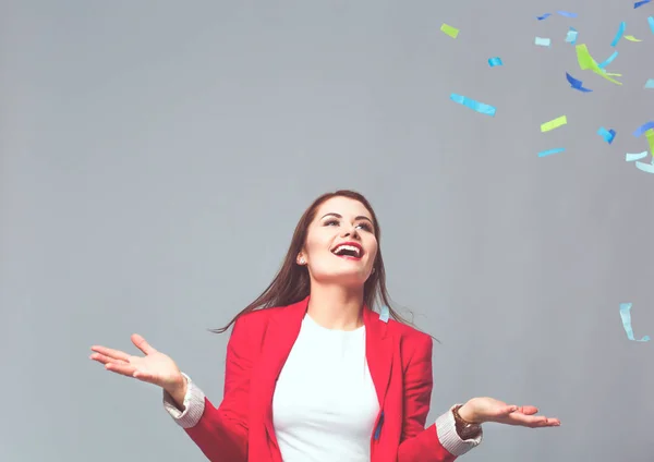 Mooie gelukkige vrouw op feest feestje met confetti. Verjaardag of nieuwe jaar vooravond vieren concept. — Stockfoto