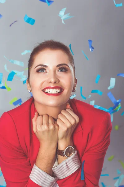 Portreit bella donna felice alla festa di festa con coriandoli. Compleanno o Capodanno celebrando il concetto . — Foto Stock