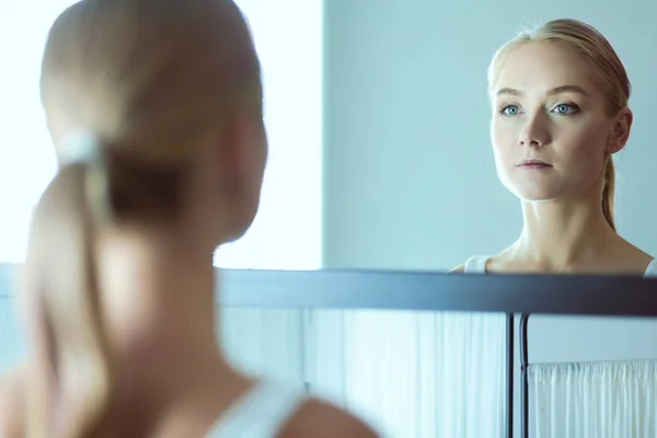 La bella ragazza con una pelle fresca pulita tocca con una mano una guancia — Foto Stock