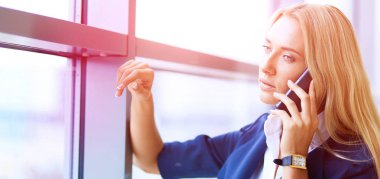 Yound kadın ayakta ofisindeki kahve iç. Yound kadın