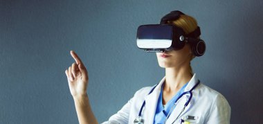 Sanal gerçeklik gözlüğü takan kadın doktor beyaz arka planda izole edilmiş..