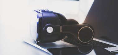 Bilgisayarlı sanal gerçeklik gözlükleri. İş. 3D teknoloji