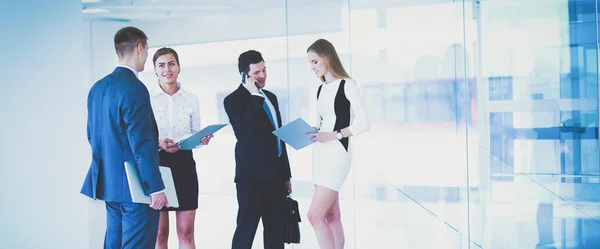 Gruppe von Geschäftsleuten bei der Präsentation mit Laptop während der Besprechung. Gruppe von Geschäftsleuten — Stockfoto