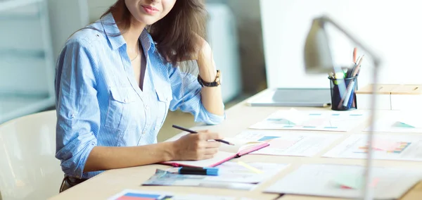 Giovane donna seduta al tavolo dell'ufficio. Giovane donna . — Foto Stock