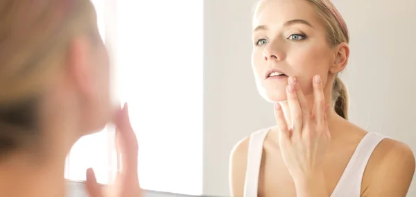 Visage de jeune belle femme en bonne santé et réflexion dans le miroir — Photo