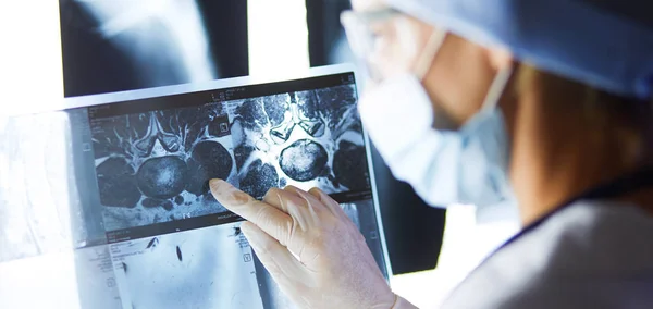 Dos Mujeres Médicas Que Miran Rayos Hospital — Foto de Stock