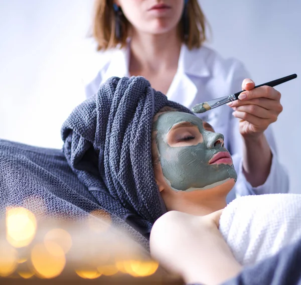 Spa yalan maskesi, sahip güzel bir kadın. Kadın. Spa Salonu