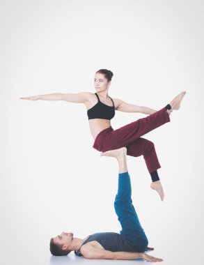 Genç atletik çift pratik acroyoga. Çiftinde Dengeleme.