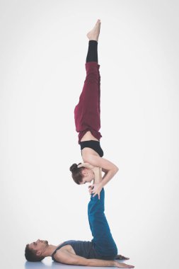 Genç atletik çift pratik acroyoga. Çiftinde Dengeleme.