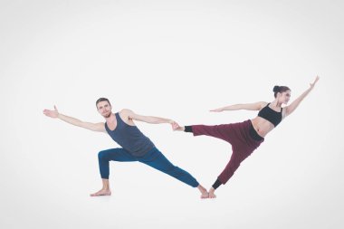 Genç atletik çift pratik acroyoga. Çiftinde Dengeleme.