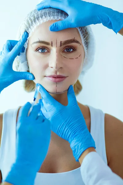 Bela cara de mulher perto do médico com seringa. — Fotografia de Stock