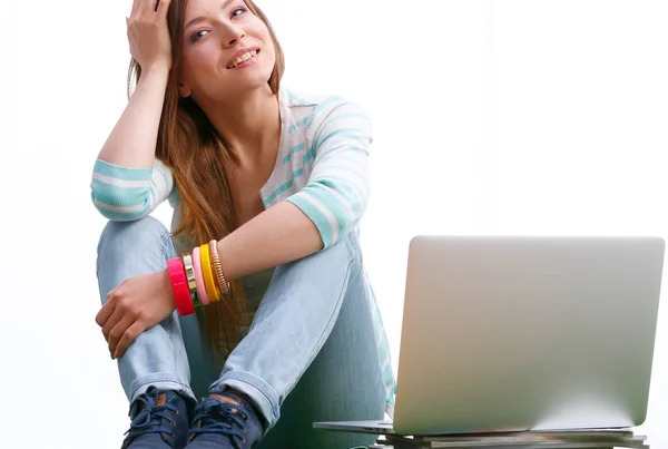 Giovane donna con computer portatile seduto su erba verde. Portreit giovane donna — Foto Stock