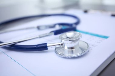 Tıbbi ekipman: Beyaz arka planda mavi steteskop ve tablet. Tıbbi ekipman