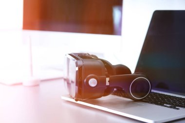 Bilgisayarlı sanal gerçeklik gözlükleri. İş. 3D teknoloji