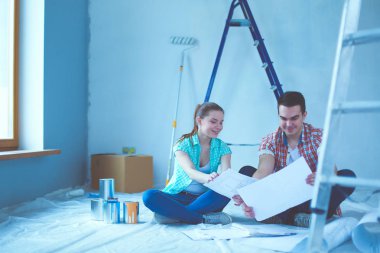 Genç katta oturan ve onlar hakkında tasarruf hesaplama çift. Genç Çift