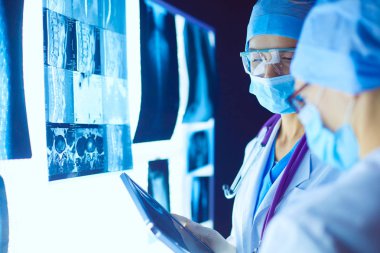 Hastanede röntgen çektiren iki kadın doktor..