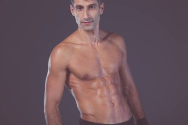 yarı çıplak boksör kaydırma el portresi.