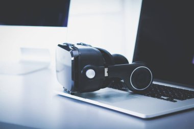 Bilgisayarlı sanal gerçeklik gözlükleri. İş. 3D teknoloji