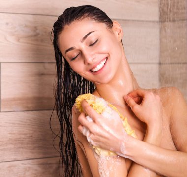 Genç beautyful kadın banyoda duş altında.