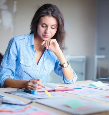 Office masada oturan genç kadın. Genç kadın.