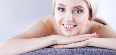 Bir masaj masanın üzerinde yatan, rahatlatıcı bir genç kadın. Kadın. Spa Salonu