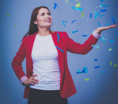 Konfeti kutlama parti güzel mutlu kadın. Doğum günü veya yeni yıl arifesi kavramı kutlama.