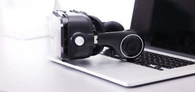 Bilgisayarlı sanal gerçeklik gözlükleri. İş. 3D teknoloji