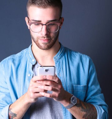 Metin mesajlaşma delikanlı holding telefon gülümseyen