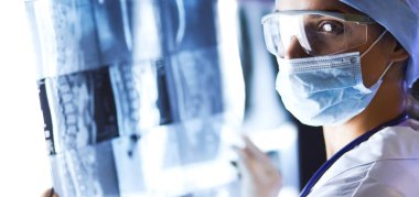Hastanede röntgen çektiren iki kadın doktor..