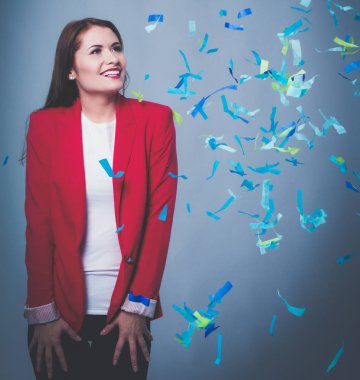 Konfeti kutlama parti güzel mutlu kadın. Doğum günü veya yeni yıl arifesi kavramı kutlama.